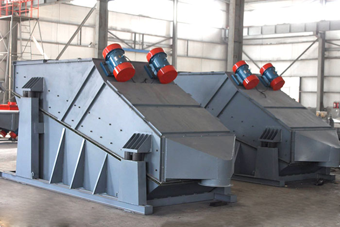 ZSG矿用振动筛采用双电机振动,电机位置安装在顶部,便于更好的传递振动力。